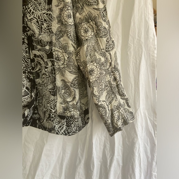 Chicos Jacket Black White Floral Kimono Jacket Silk Linen blend Size 2 / Medium - Picture 4 of 13